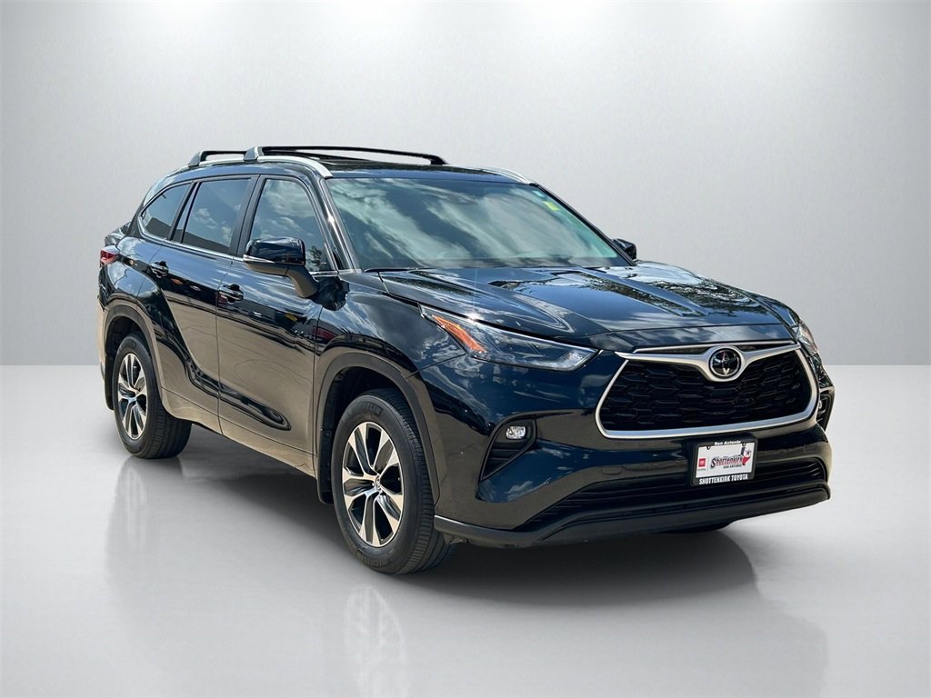 Certified 2023 Toyota Highlander XLE image 3