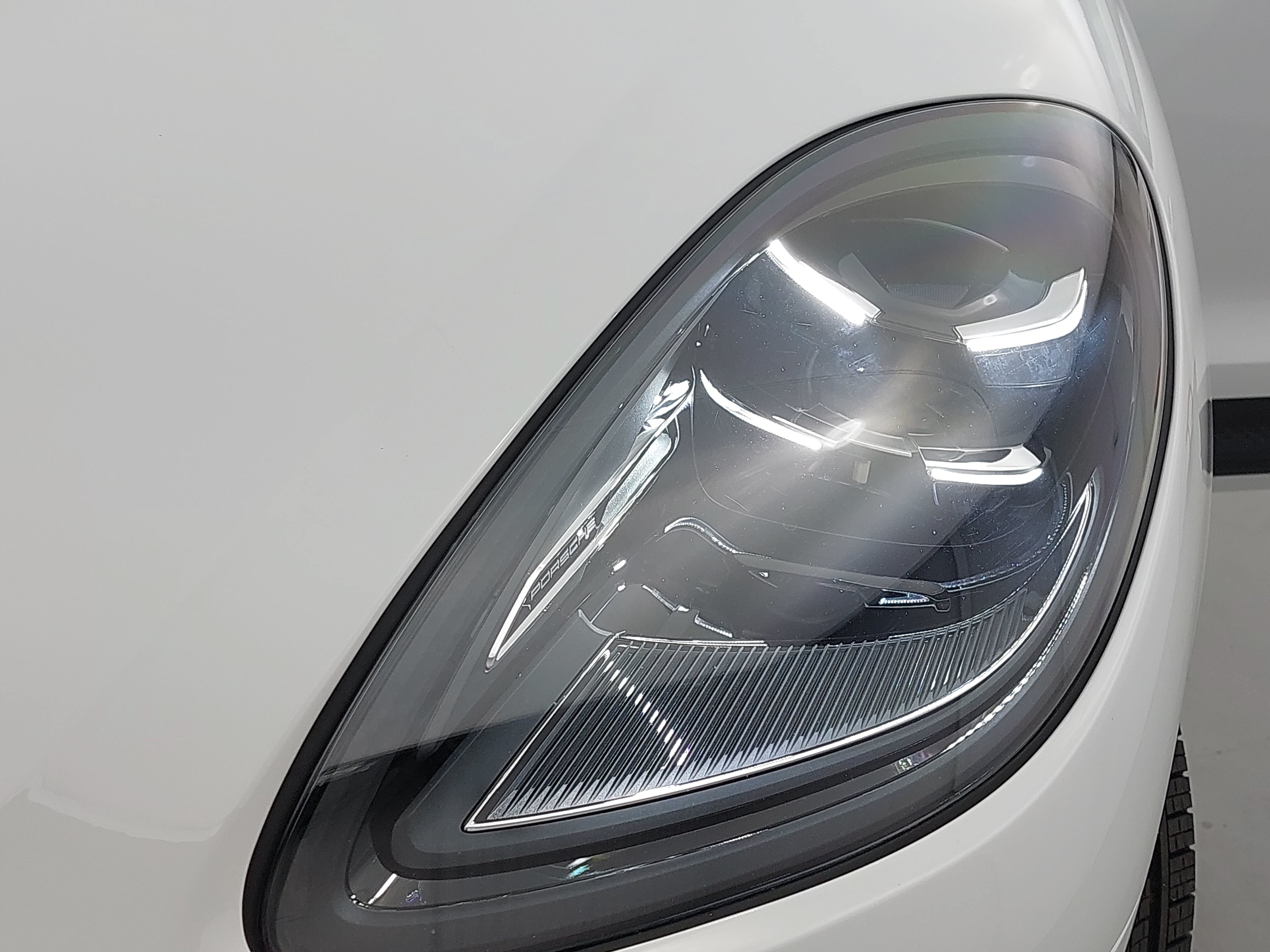 Certified 2025 Porsche Macan AWD/4WD image 34