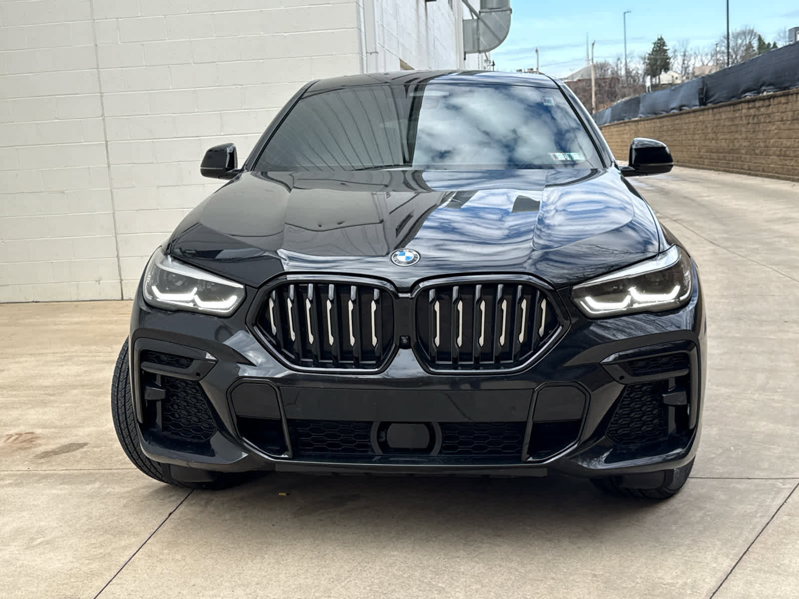 Certified 2022 BMW X6 xDrive40i w/ M Sport Package AWD/4WD image 2