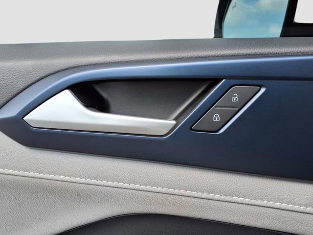 Used 2023 Volkswagen Taos SE w/ Black Wheel Package image 27