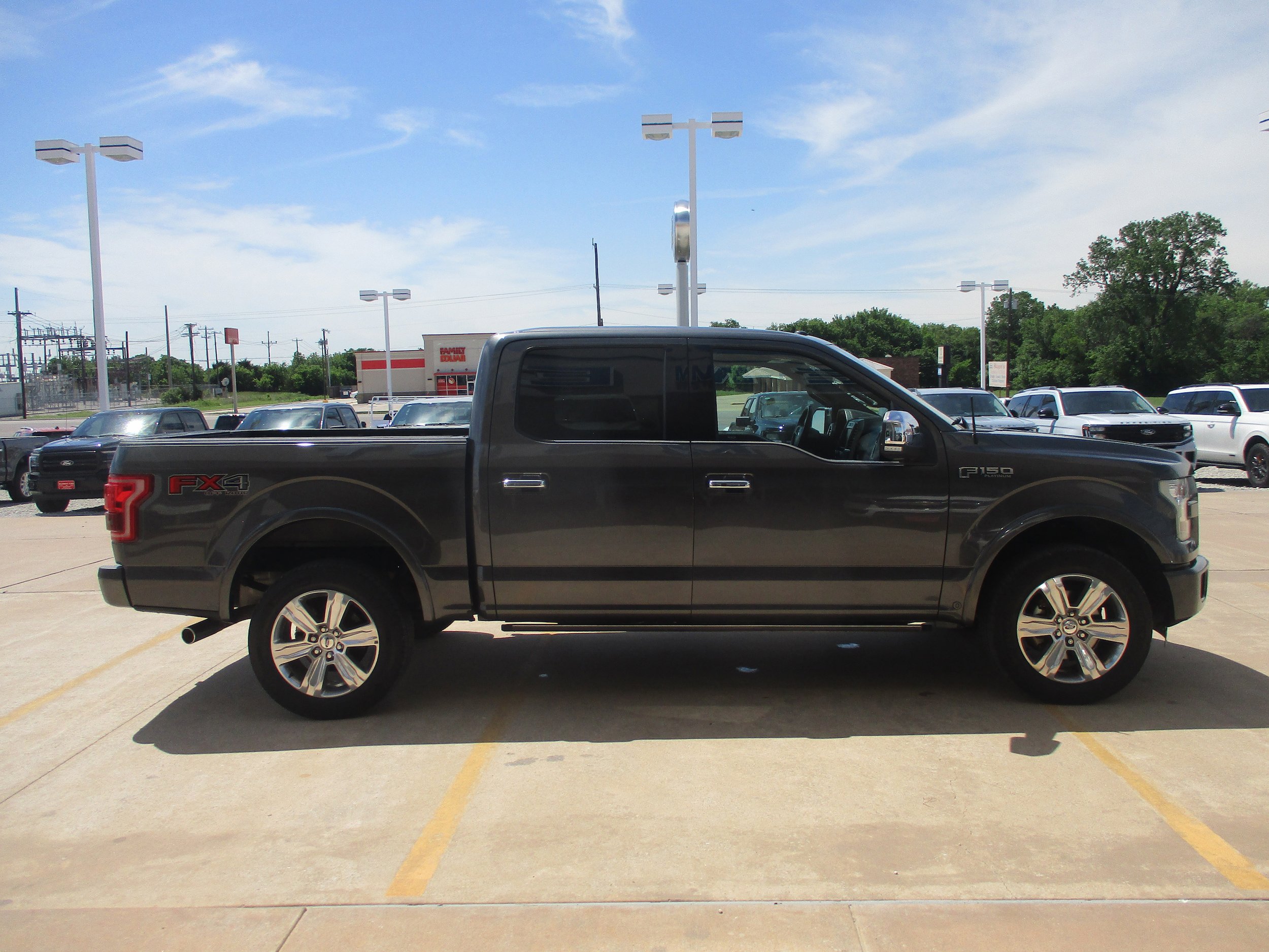 Used 2015 Ford F150 Platinum w/ Equipment Group 701A Luxury AWD/4WD image 9