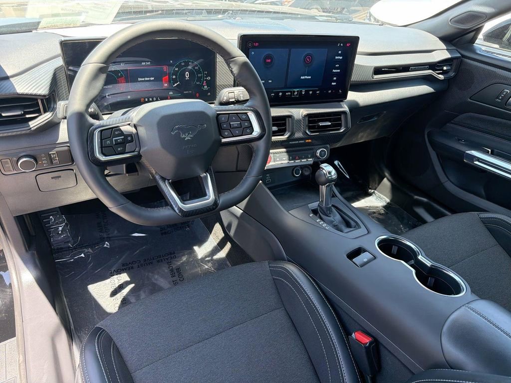 Used 2025 Ford Mustang Convertible RWD image 6
