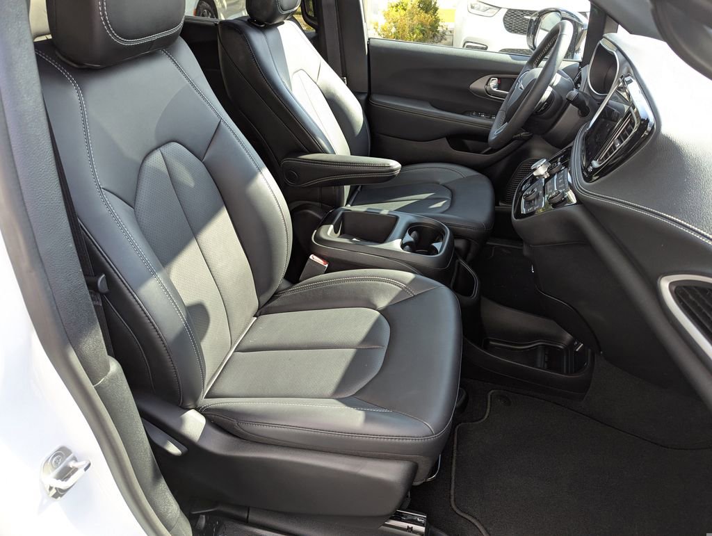 New 2026 Chrysler Pacifica Select FWD image 37