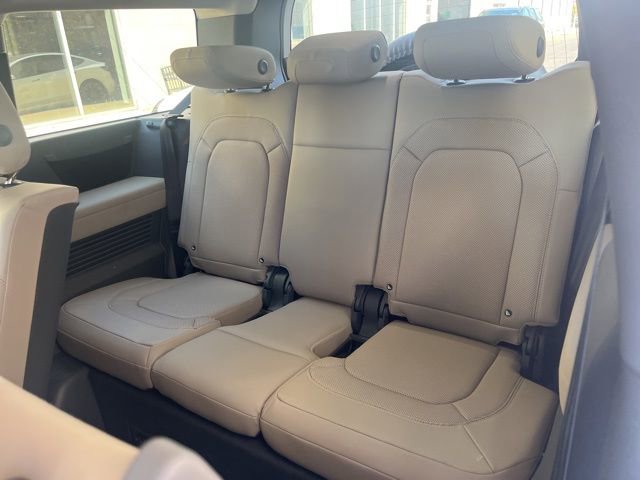 Used 2024 Land Rover Defender 130 S image 10