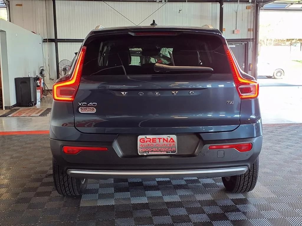 Used 2021 Volvo XC40 T4 Momentum FWD image 4