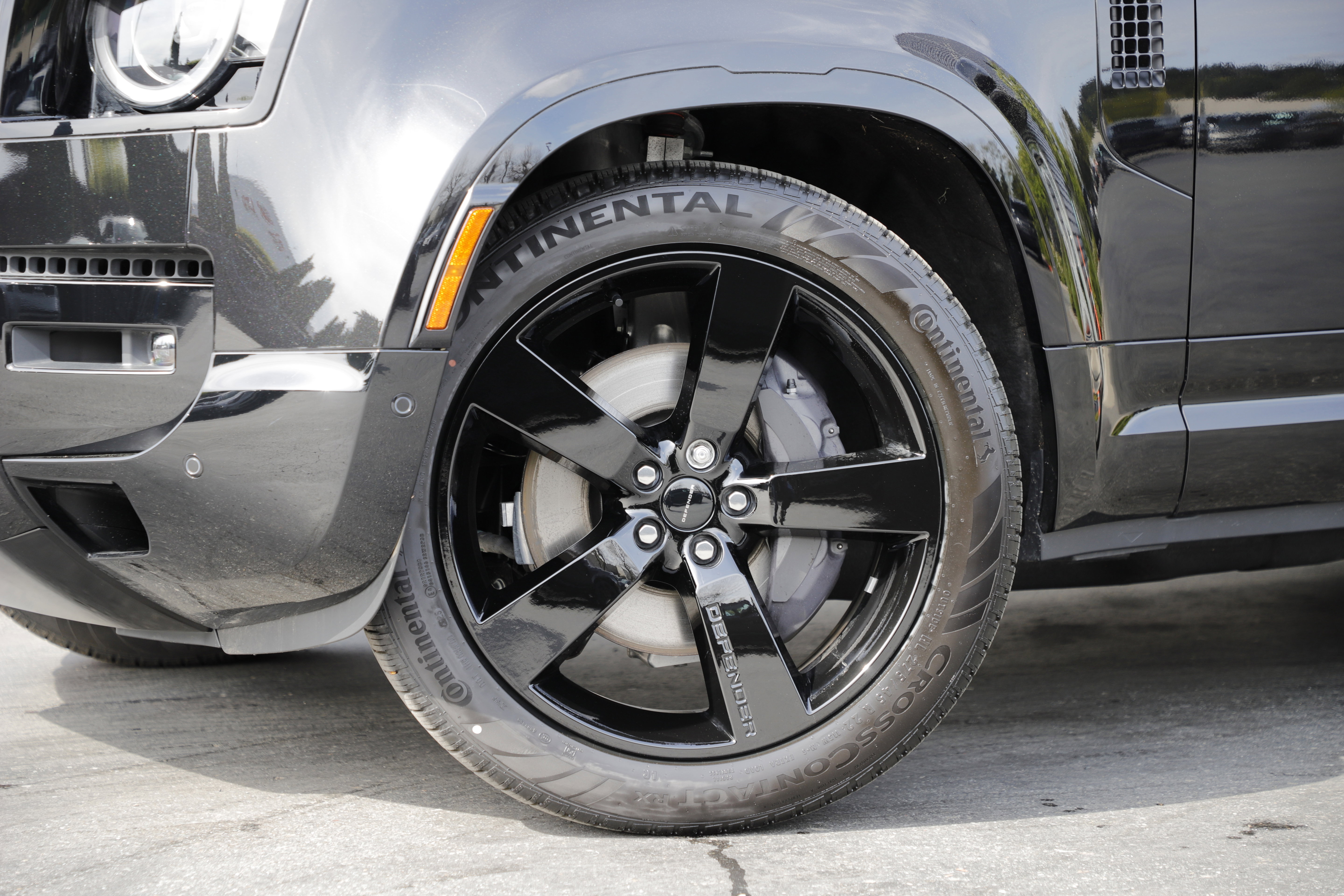 New 2026 Land Rover Defender 110 X-Dynamic SE image 2