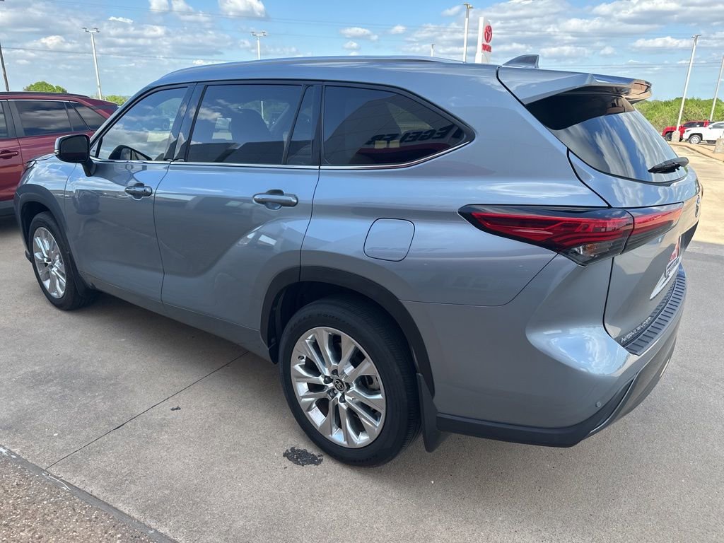 Used 2023 Toyota Highlander Limited image 5