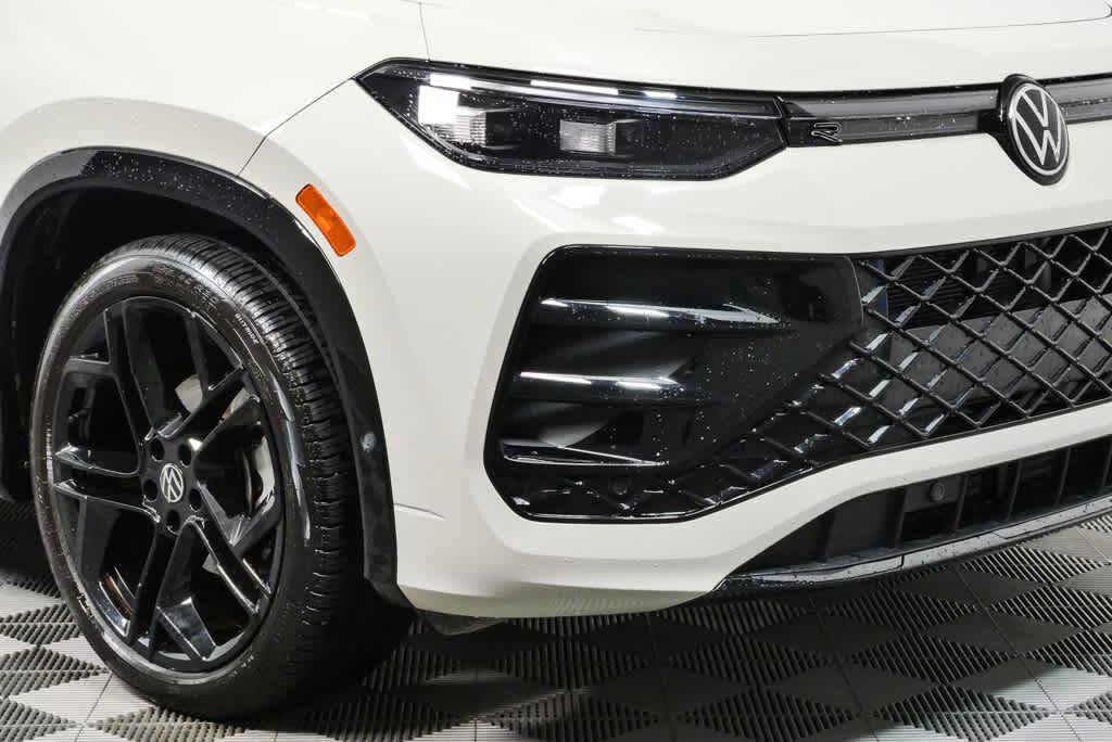 Certified 2025 Volkswagen Tiguan SE R-Line FWD image 36