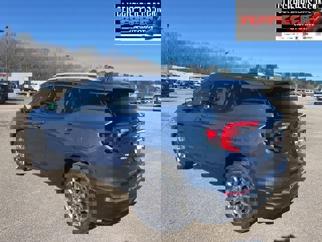 Used 2024 GMC Terrain SLT w/ Tech Package image 4