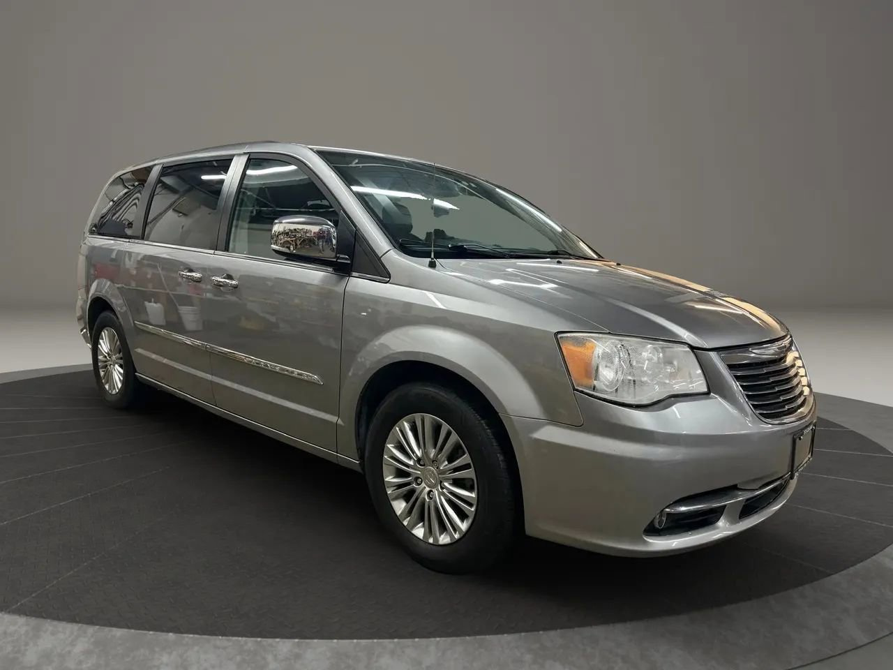 Used 2015 Chrysler Town & Country Touring-L w/ Driver Convenience Group image 2