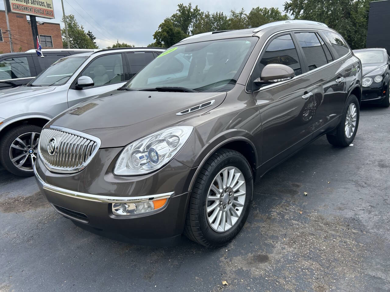 Used 2010 Buick Enclave CXL image 1