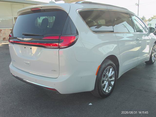 Used 2021 Chrysler Pacifica Touring-L w/ Uconnect Theater Family Group AWD/4WD image 3