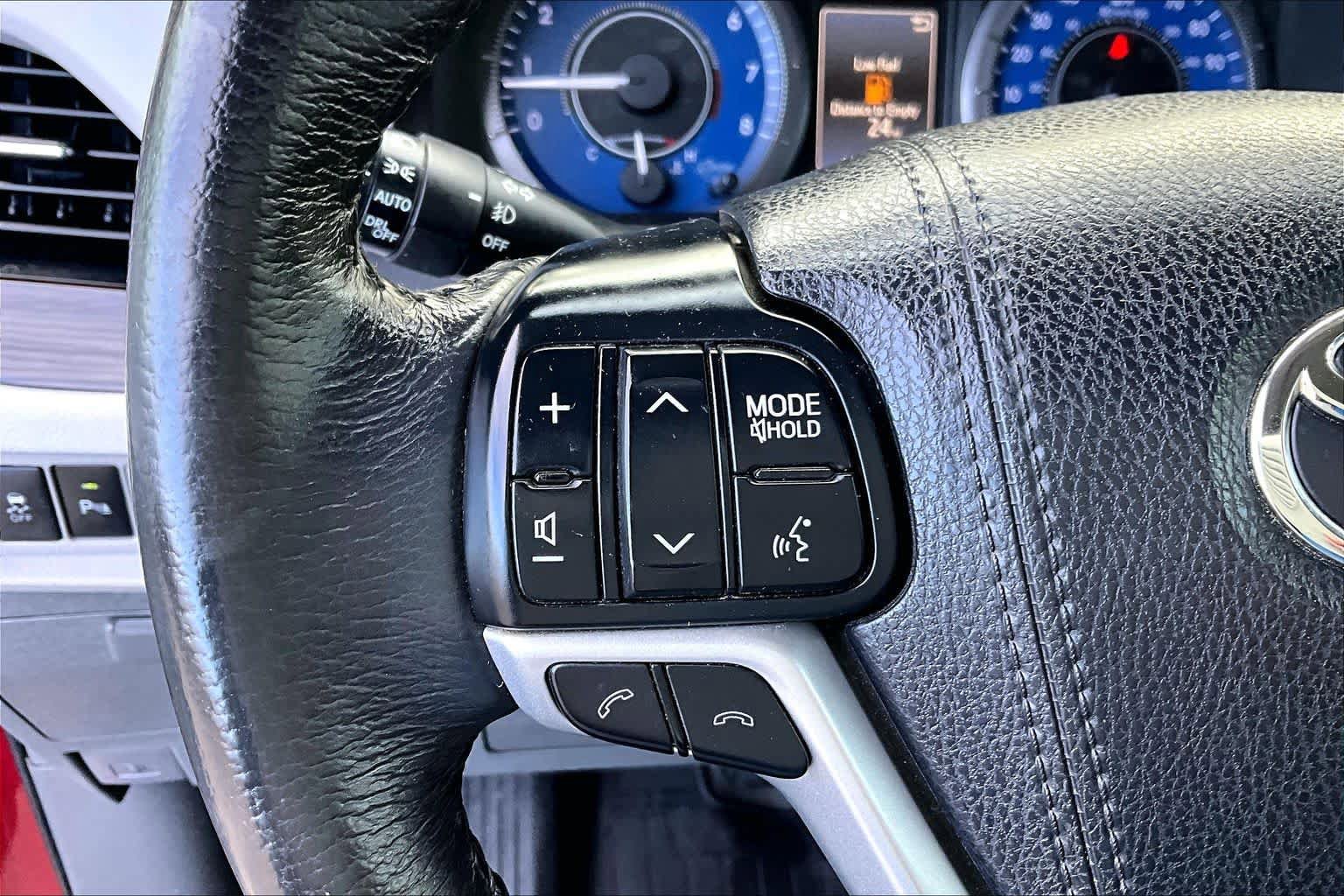 Used 2018 Toyota Sienna XLE w/ XLE Navigation Package AWD/4WD image 23