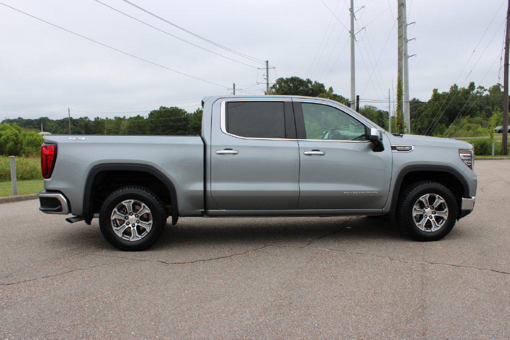Used 2025 GMC Sierra 1500 SLT AWD/4WD image 4