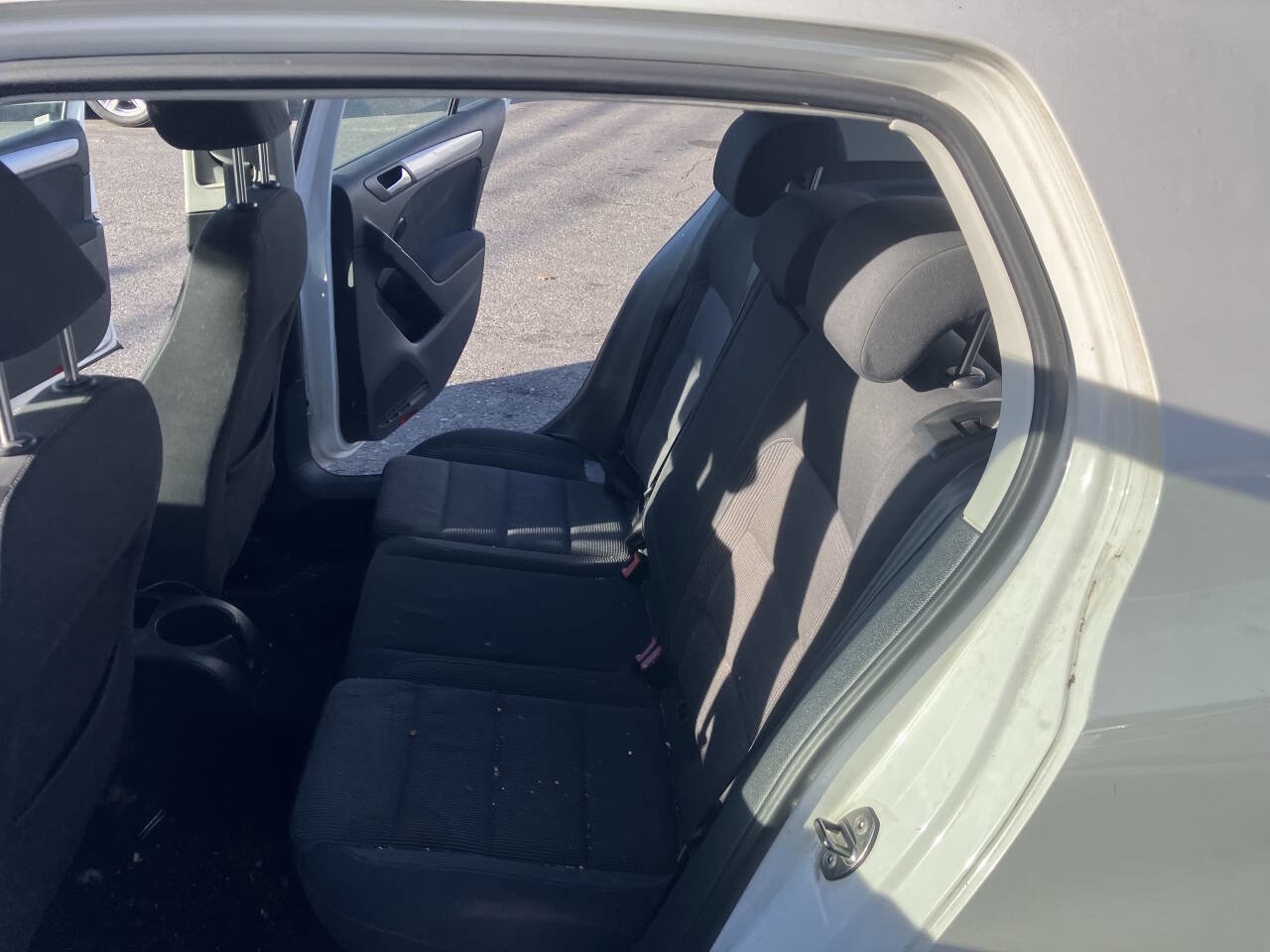 Used 2010 Volkswagen Golf 4-Door image 28