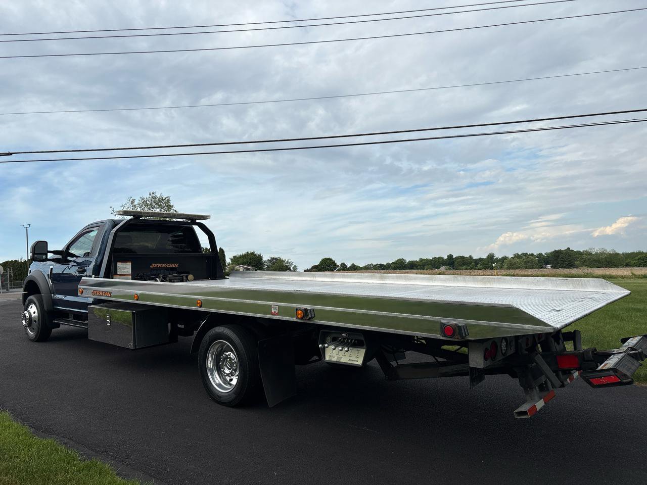 Used 2017 Ford F550 4x4 Regular Cab Super Duty w/ XLT Value Package image 3