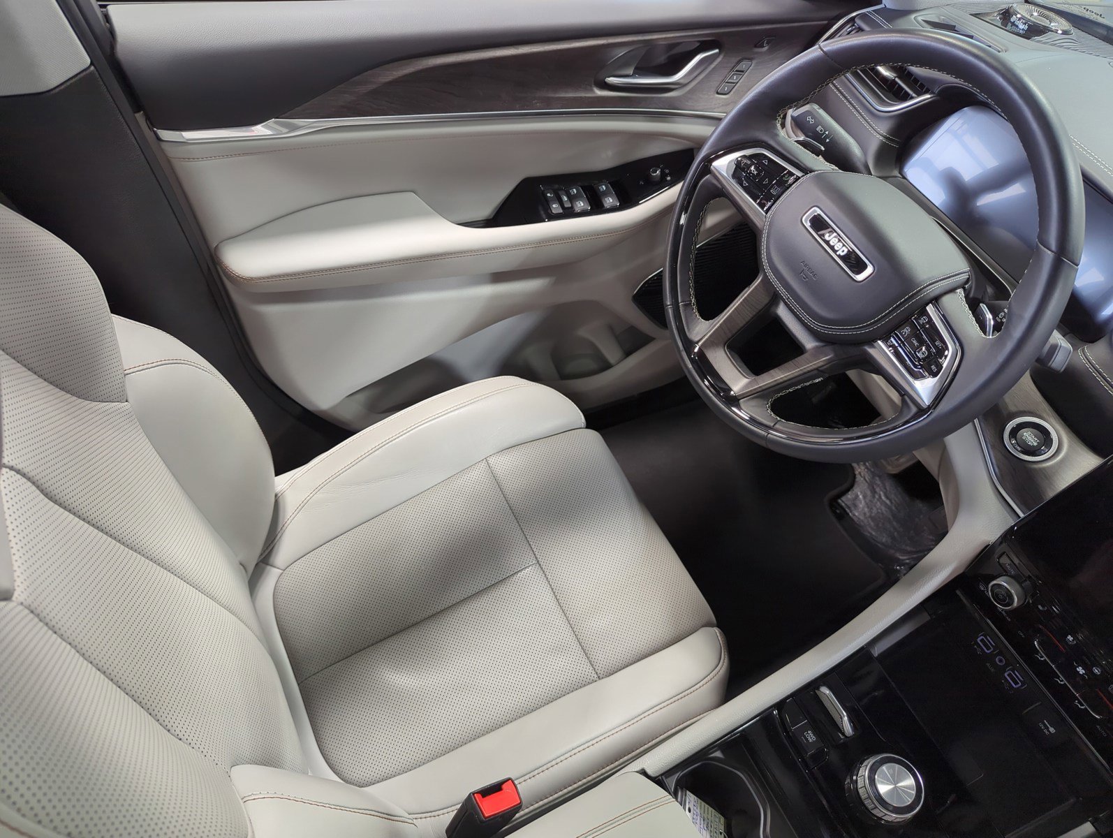 Used 2022 Jeep Grand Cherokee Overland w/ Advanced Protech Group III image 9