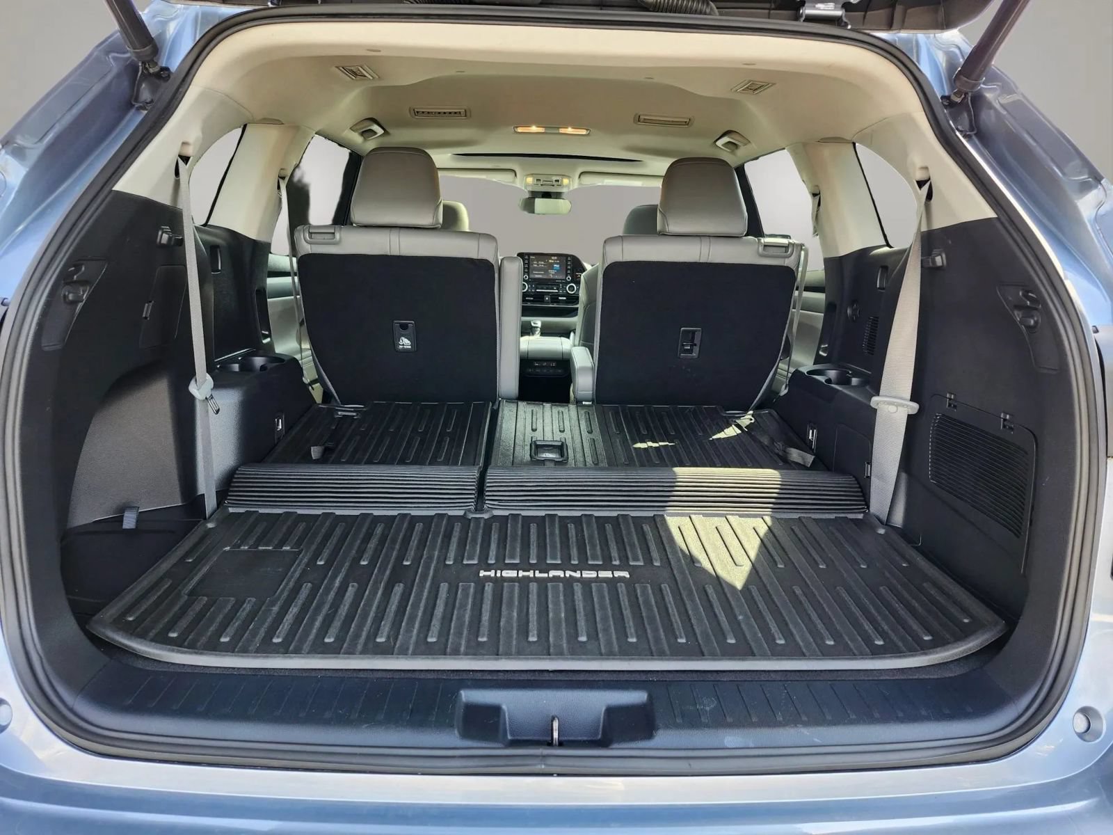 Used 2022 Toyota Highlander XLE AWD/4WD image 24