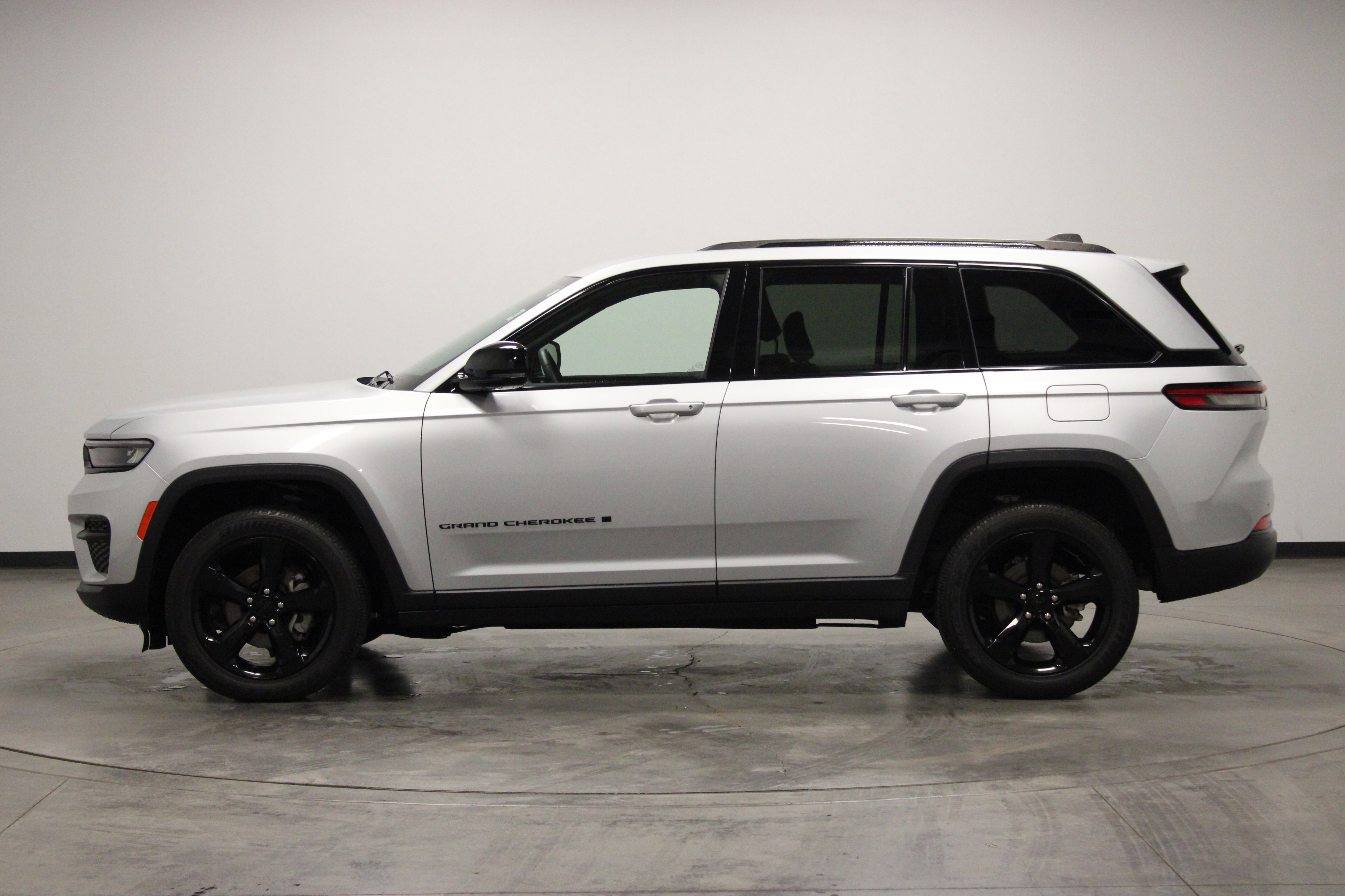 Used 2023 Jeep Grand Cherokee Altitude AWD/4WD image 5