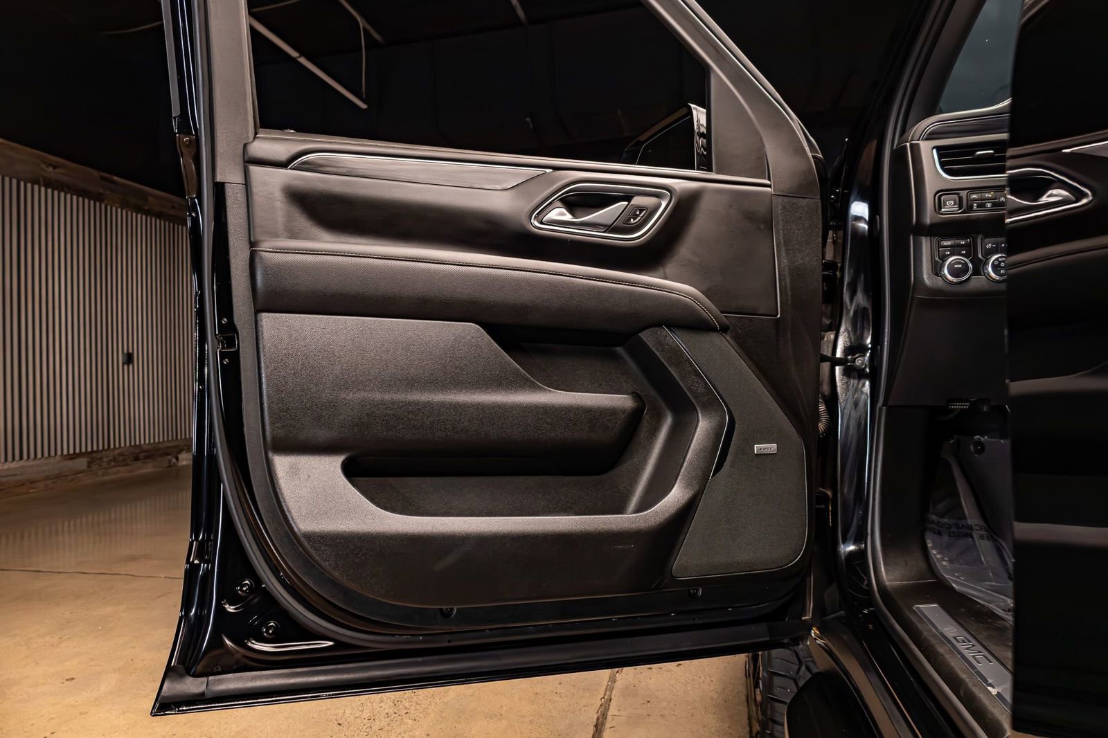 Used 2024 GMC Yukon XL SLT w/ SLT Luxury Package image 30