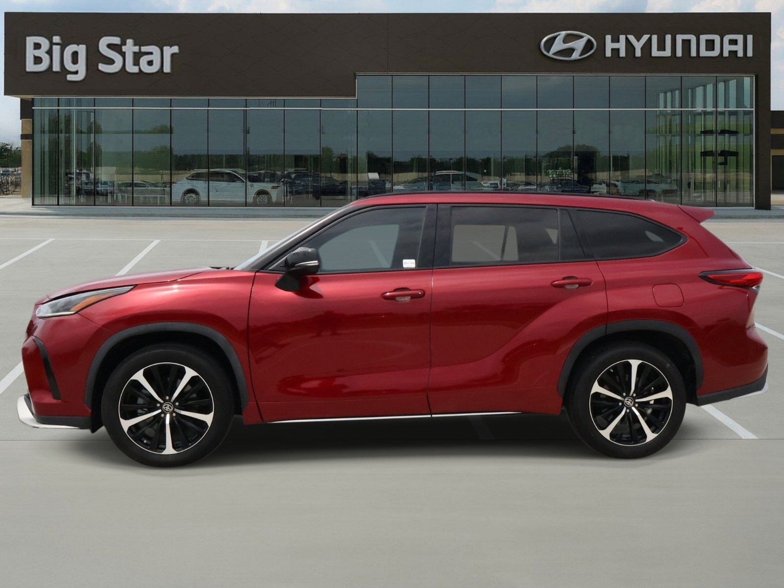 Used 2022 Toyota Highlander XSE FWD image 2