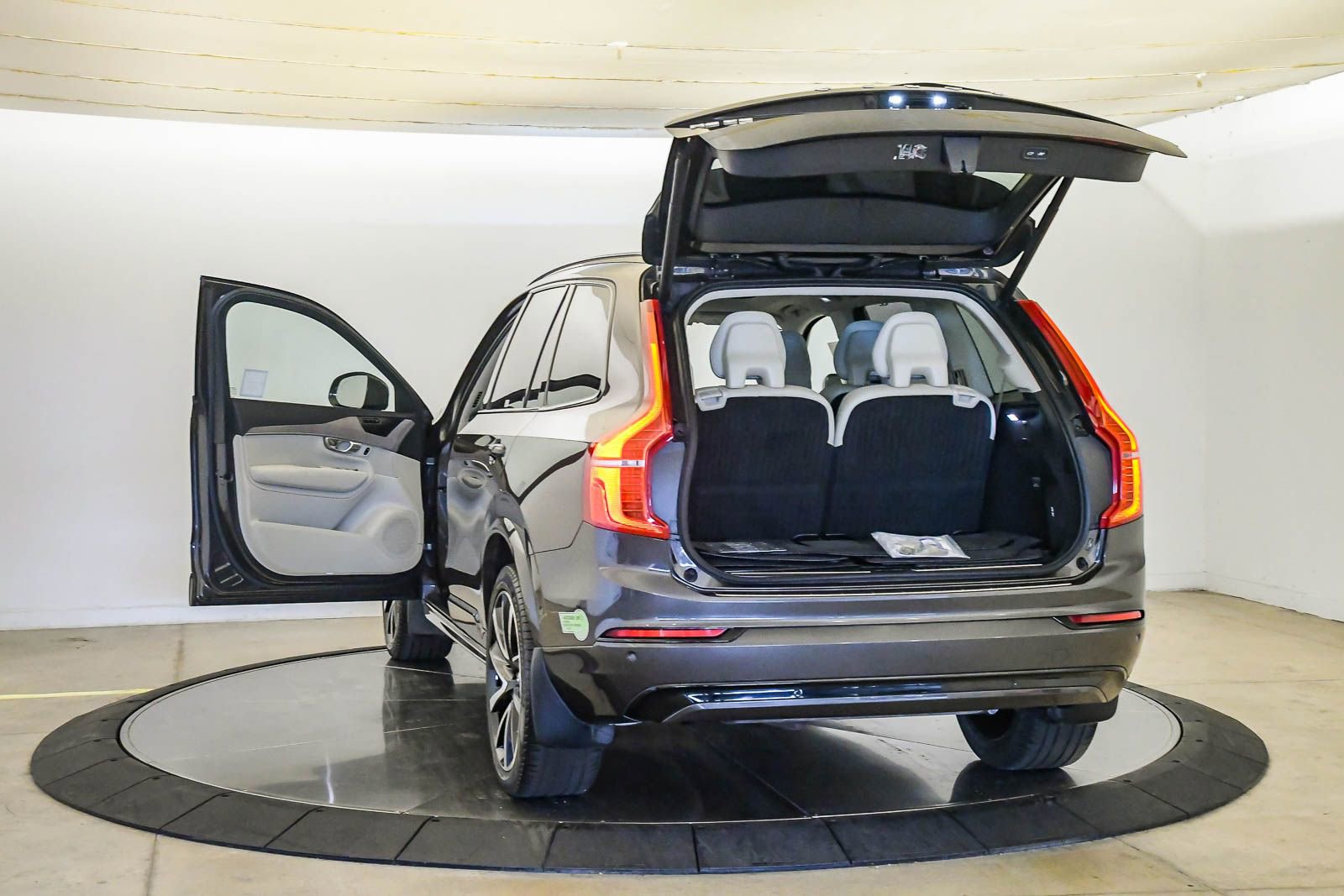 Certified 2023 Volvo XC90 T8 Ultimate w/ Protection Package Premier AWD/4WD image 28