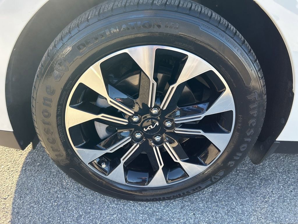 Used 2023 Kia Carnival EX image 17