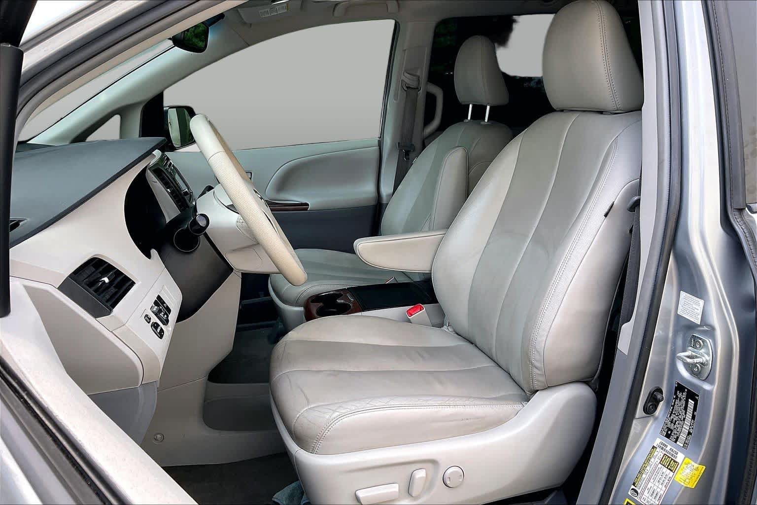 Used 2014 Toyota Sienna XLE w/ Entertainment Package FWD image 7