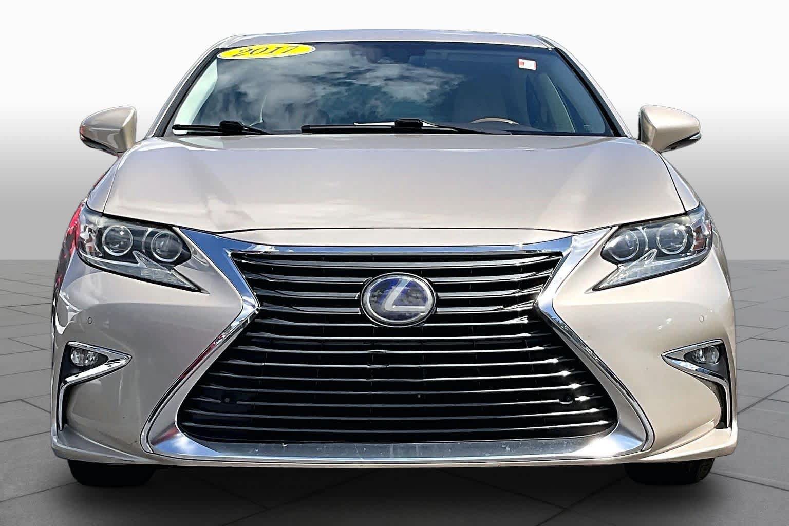 Used 2017 Lexus ES 300h w/ Luxury Package FWD image 4