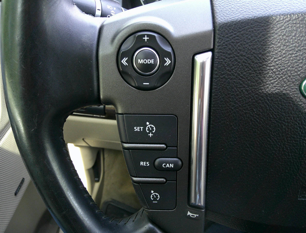 Used 2013 Land Rover LR2 image 22