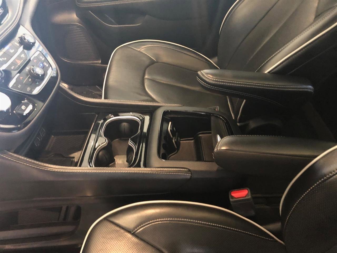 Used 2025 Chrysler Pacifica Limited image 7