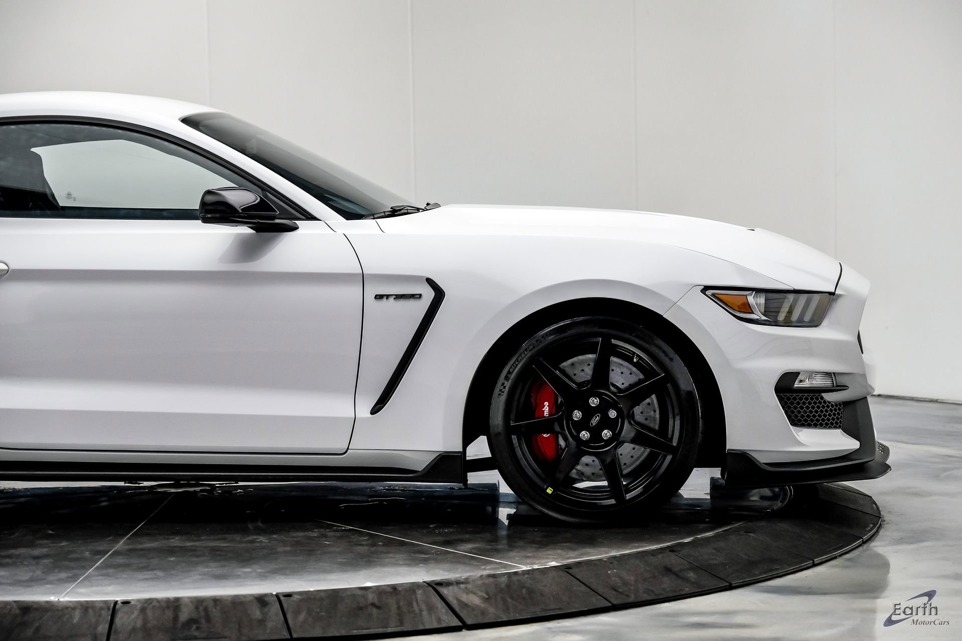 Used 2016 Ford Mustang Shelby GT350R w/ GT350R Equipment Group 920A RWD image 22