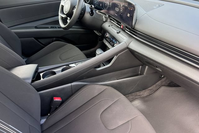 Certified 2025 Hyundai Elantra SEL FWD image 19