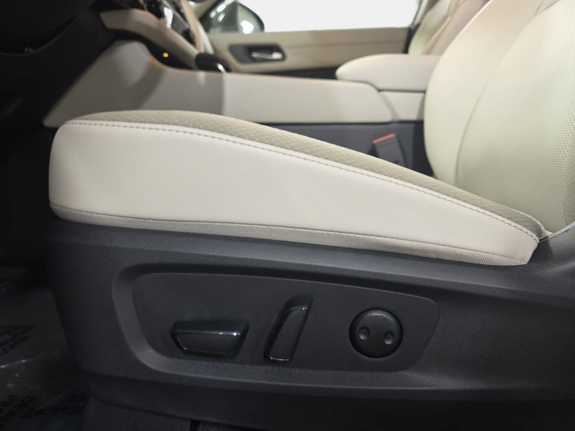 New 2026 Nissan Pathfinder SL FWD image 28