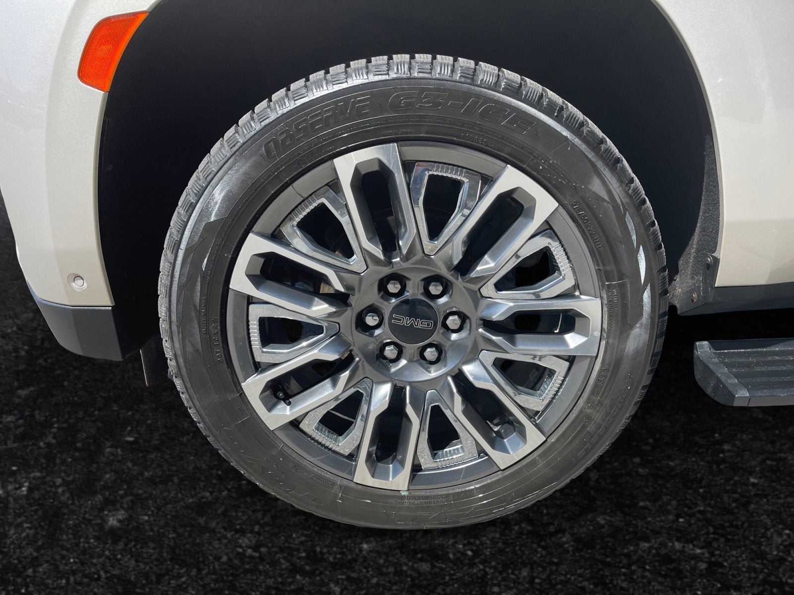 Used 2024 GMC Yukon Denali Ultimate AWD/4WD image 15