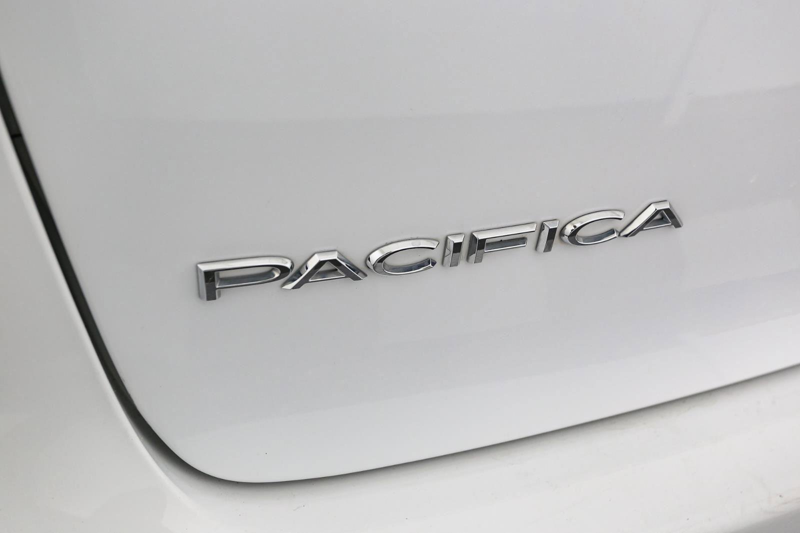 Used 2024 Chrysler Pacifica Touring-L image 10