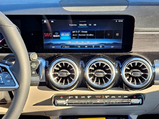 New 2026 Mercedes-Benz GLB 250 4MATIC image 32