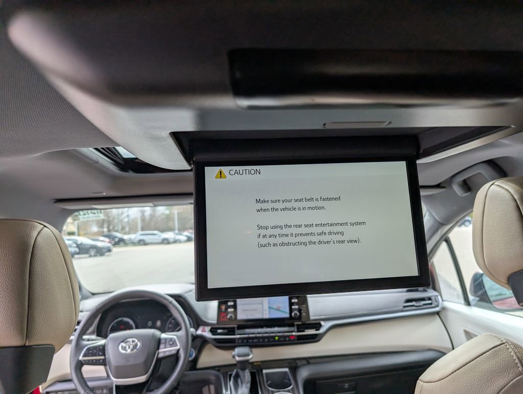 Used 2022 Toyota Sienna Limited image 25