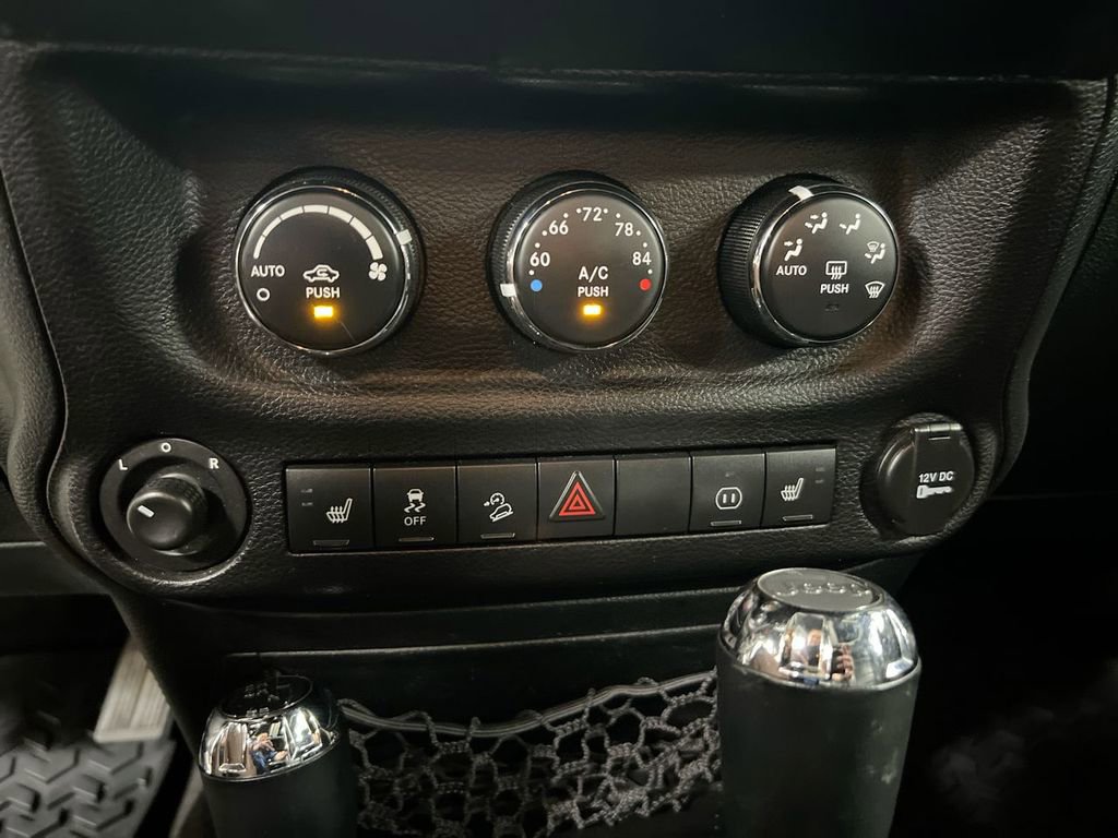 Used 2012 Jeep Wrangler Unlimited Sahara AWD/4WD image 15