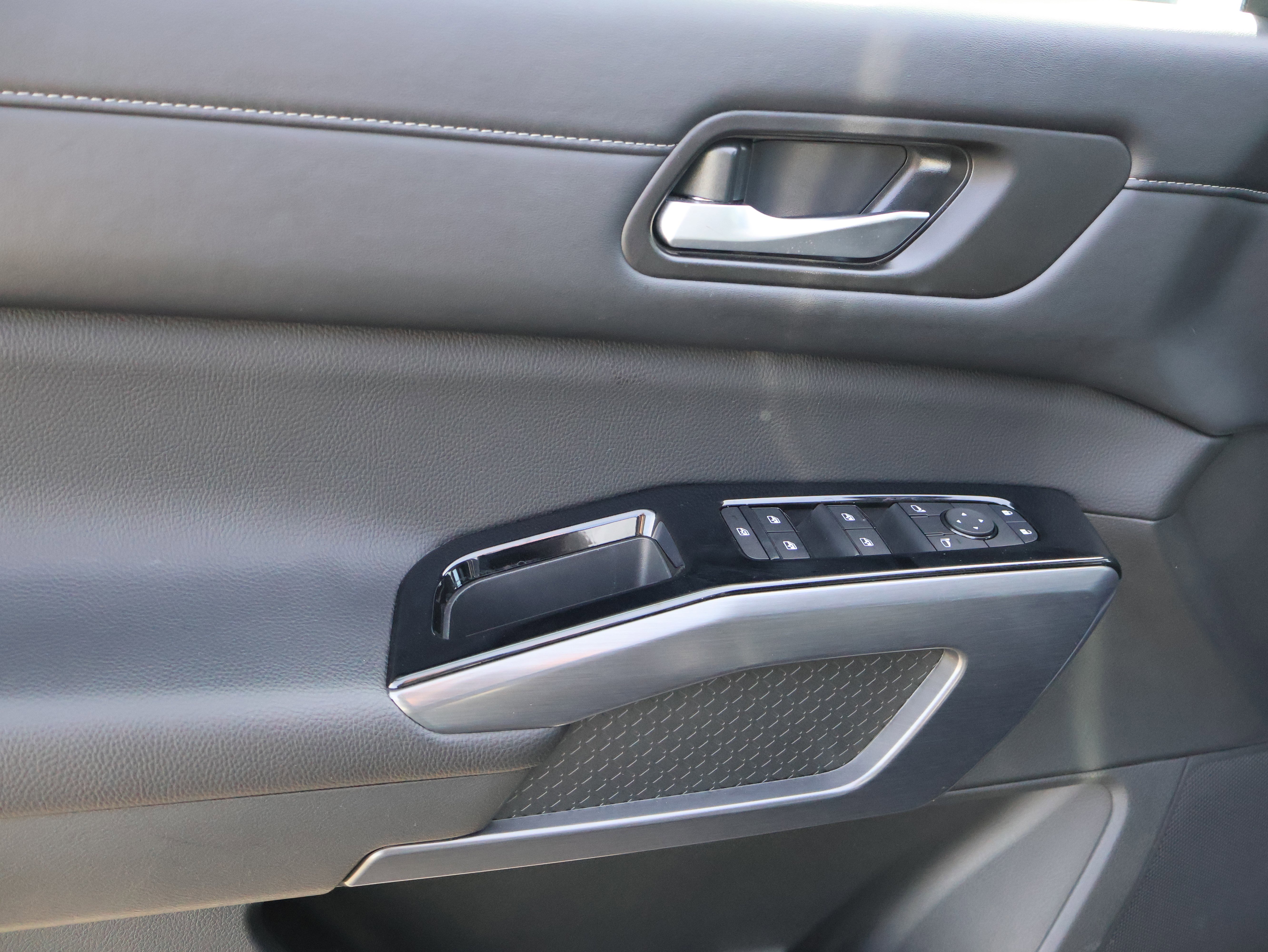 Used 2025 Nissan Pathfinder SL image 23