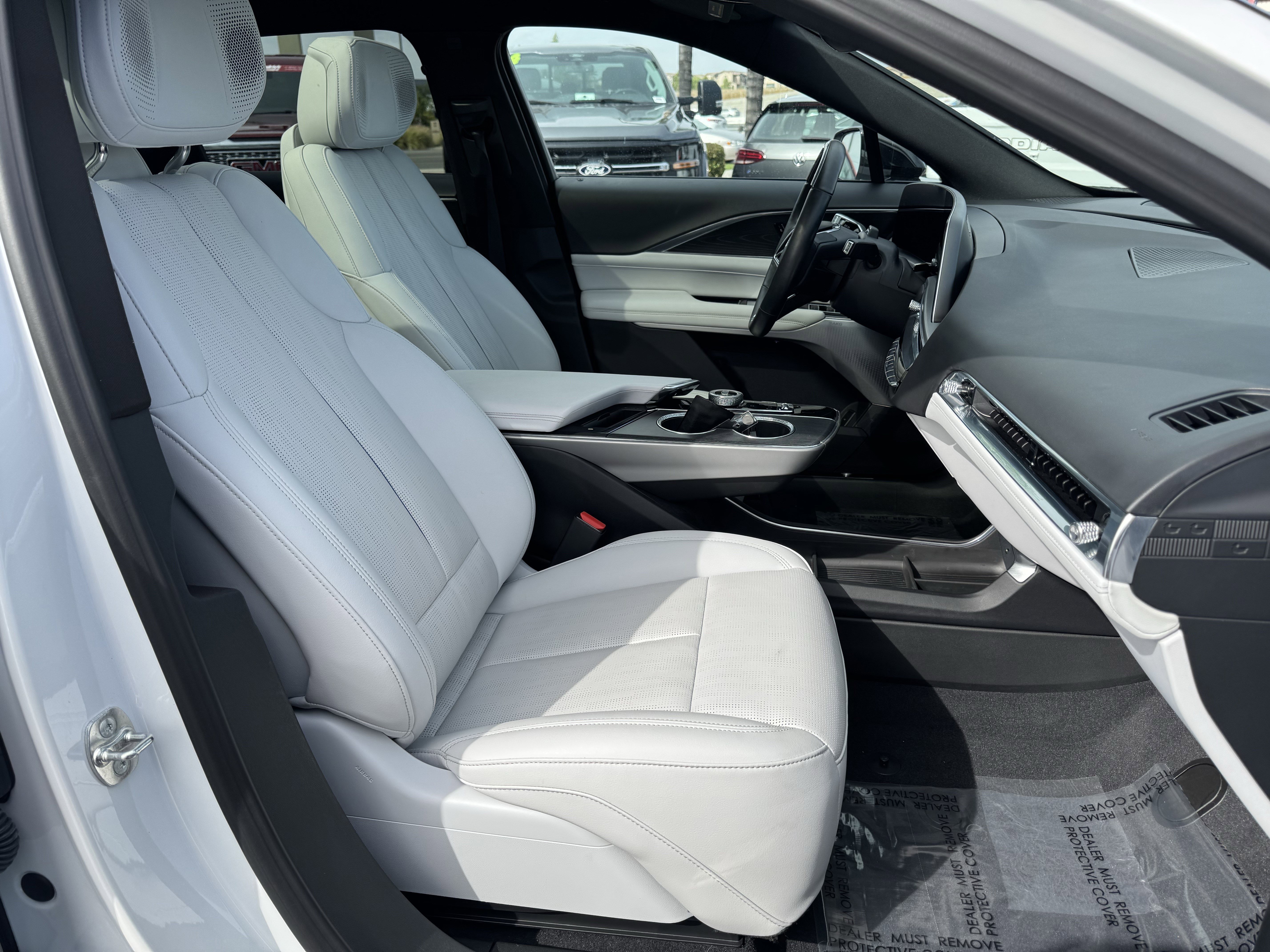 Used 2024 Cadillac Lyriq Luxury AWD/4WD image 38