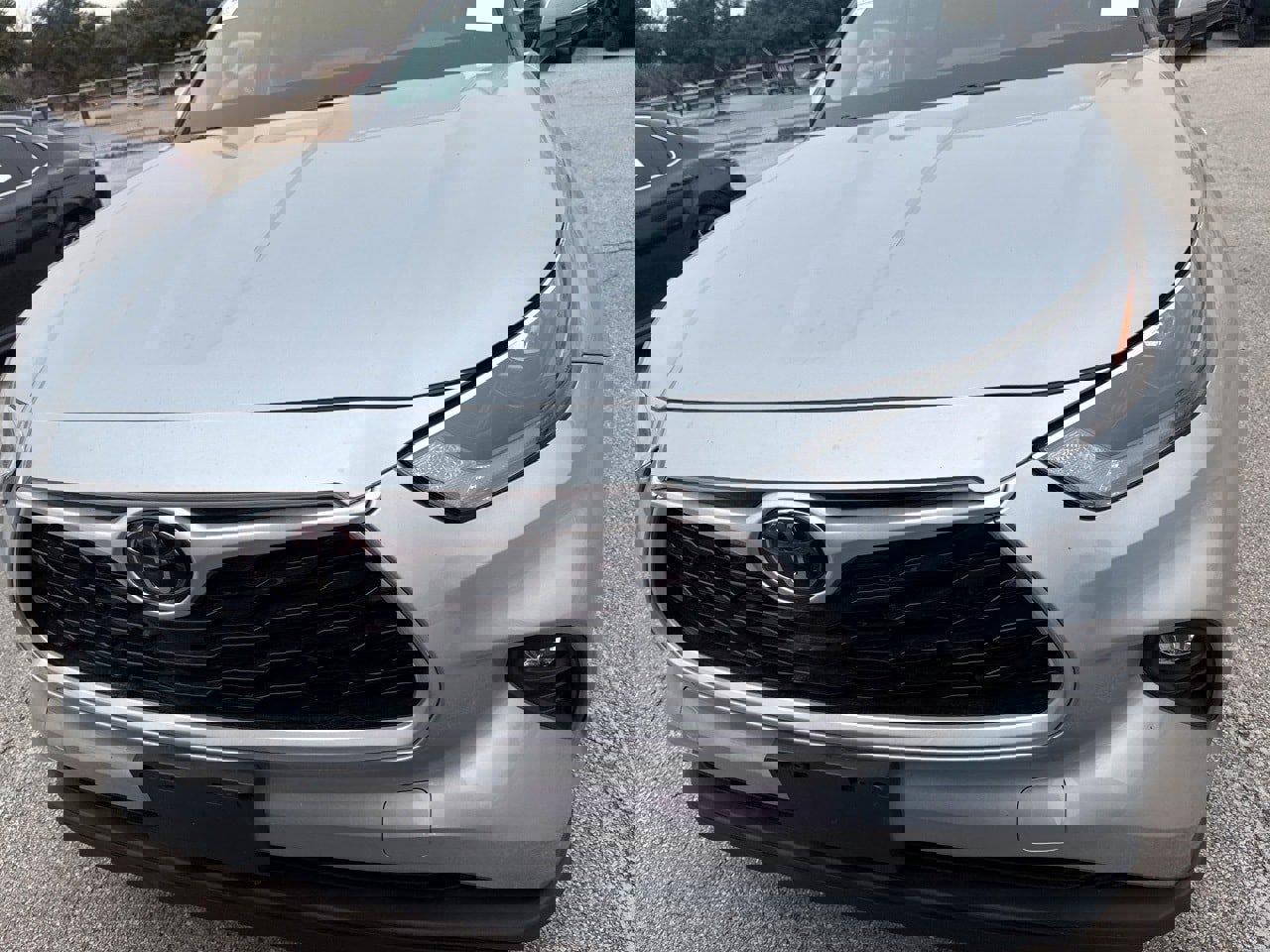 Used 2022 Toyota Highlander XLE image 2