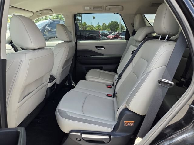 Used 2025 Nissan Pathfinder SL FWD image 16