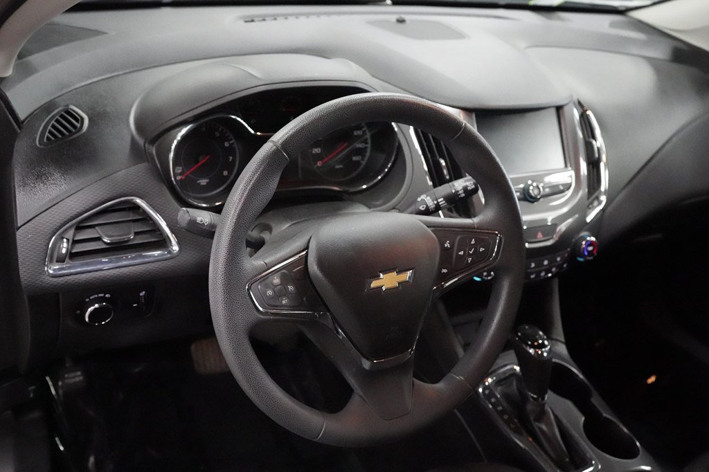 Used 2017 Chevrolet Cruze LT w/ Convenience Package FWD image 10