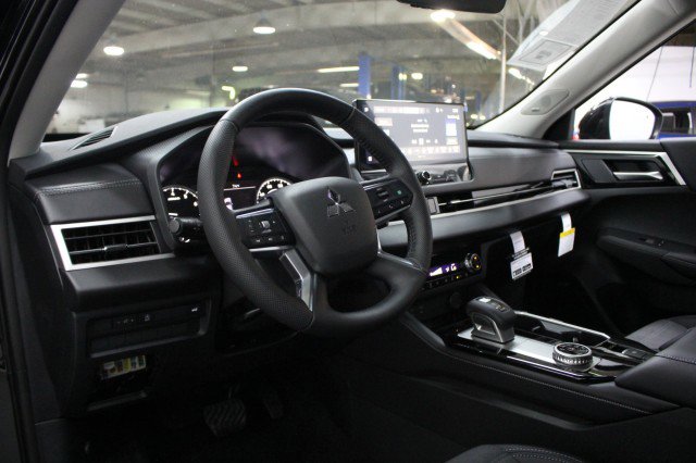 New 2026 Mitsubishi Outlander SE image 5