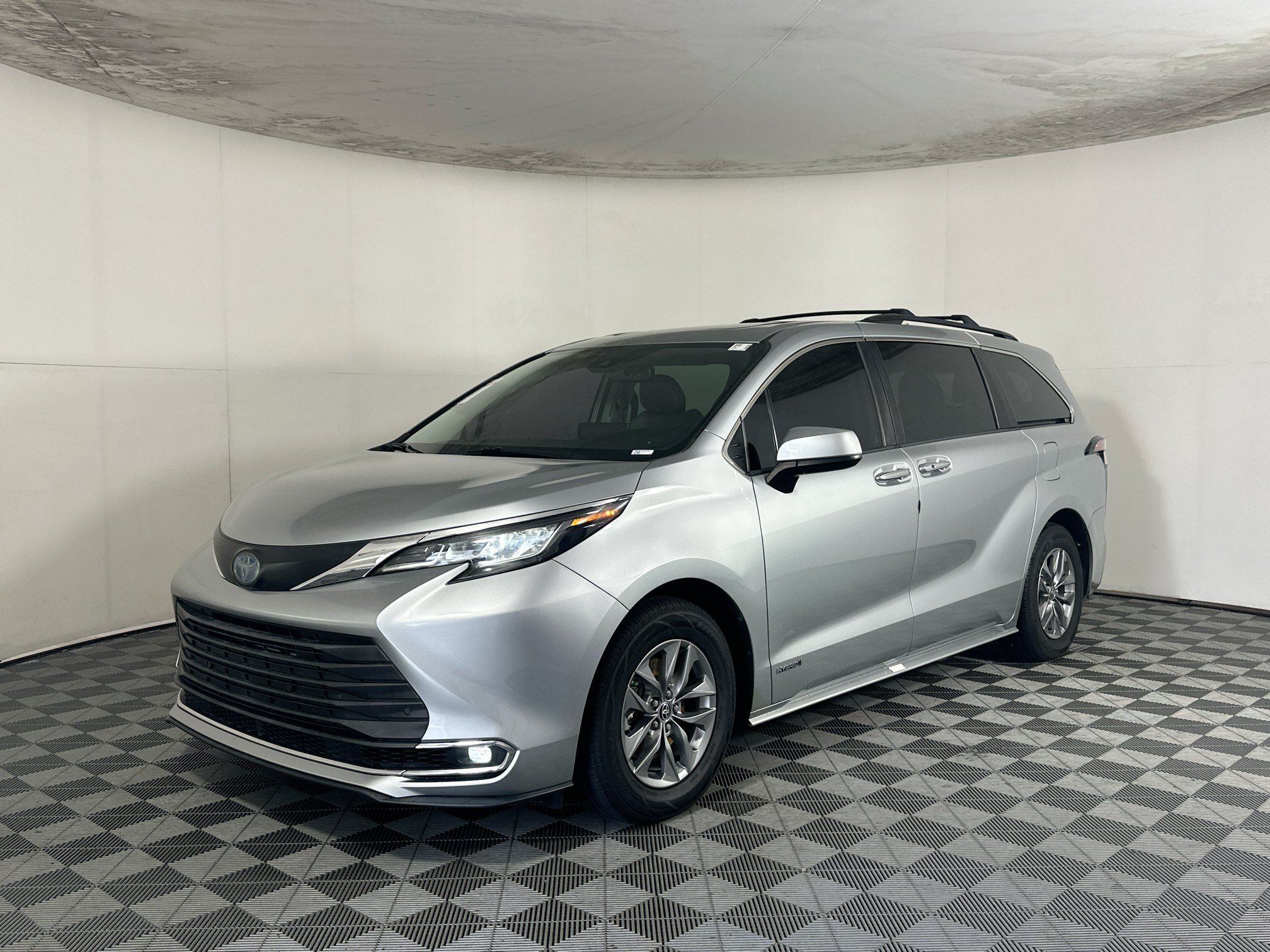 Used 2021 Toyota Sienna XLE FWD image 7