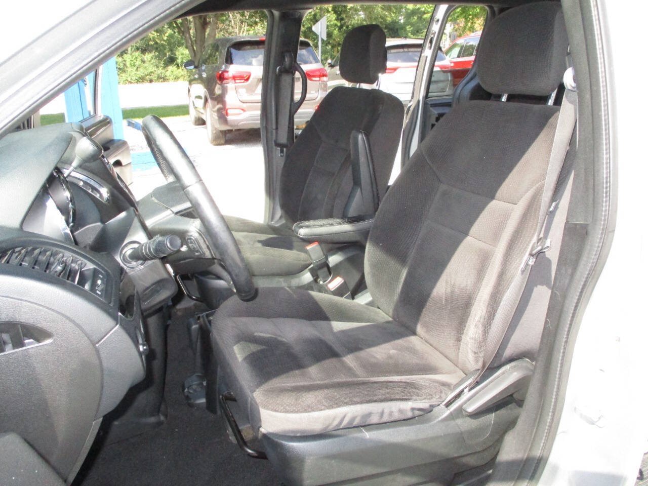 Used 2018 Dodge Grand Caravan SE FWD image 19