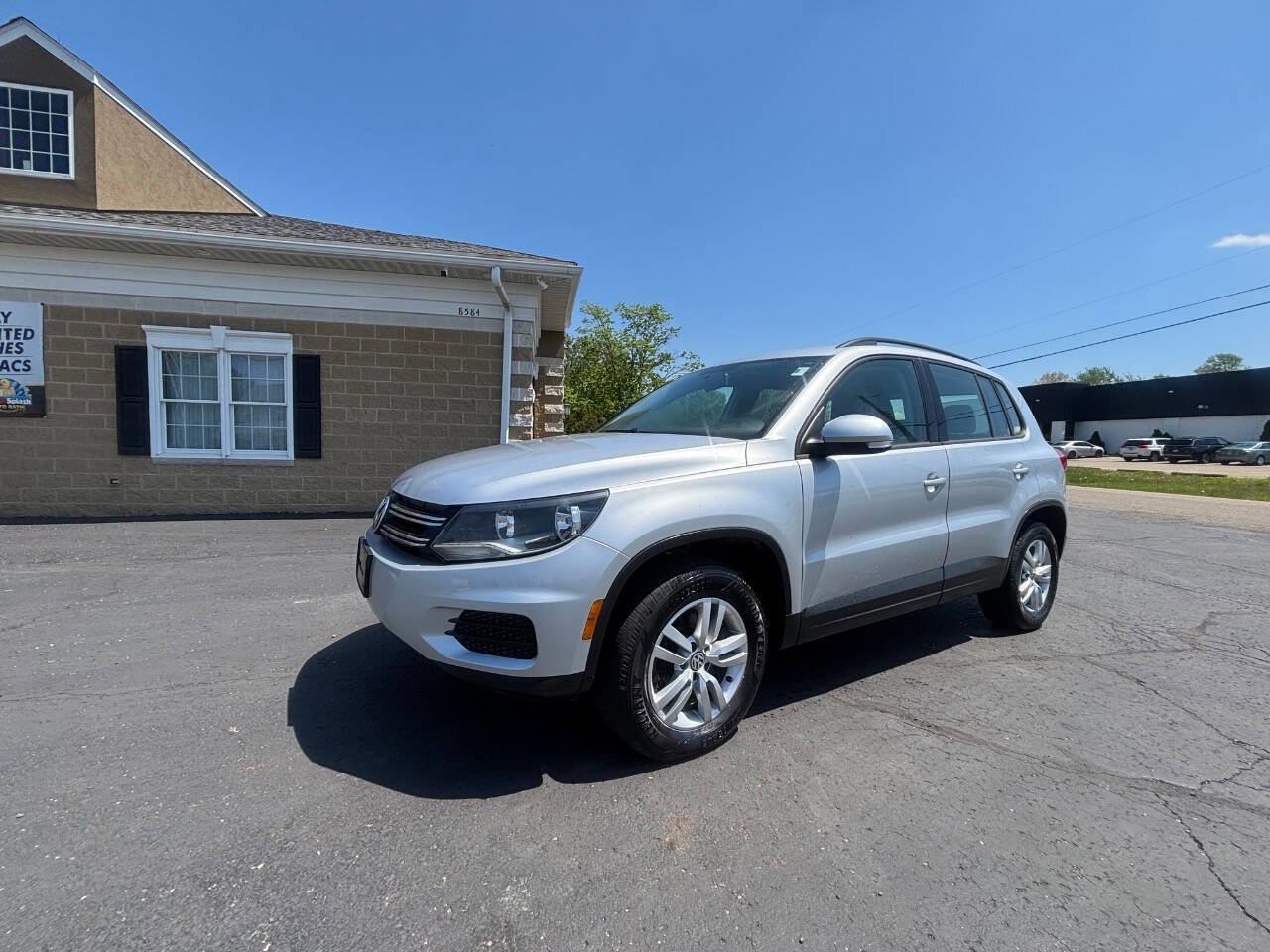 Used 2015 Volkswagen Tiguan S FWD image 1
