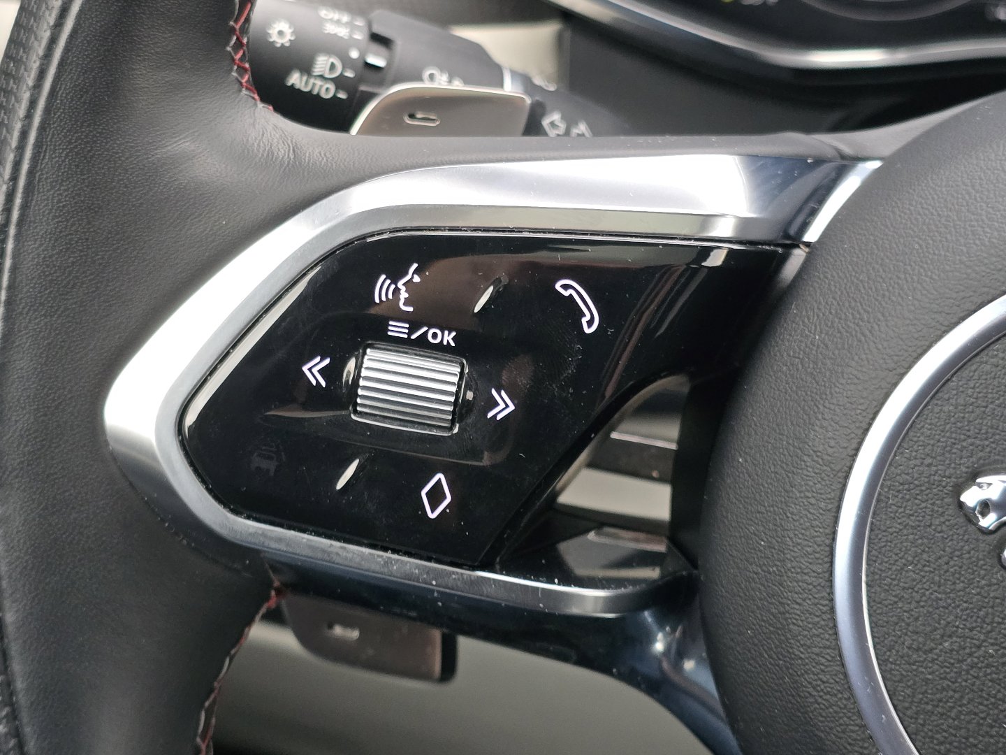 Used 2023 Jaguar F-PACE SVR image 26