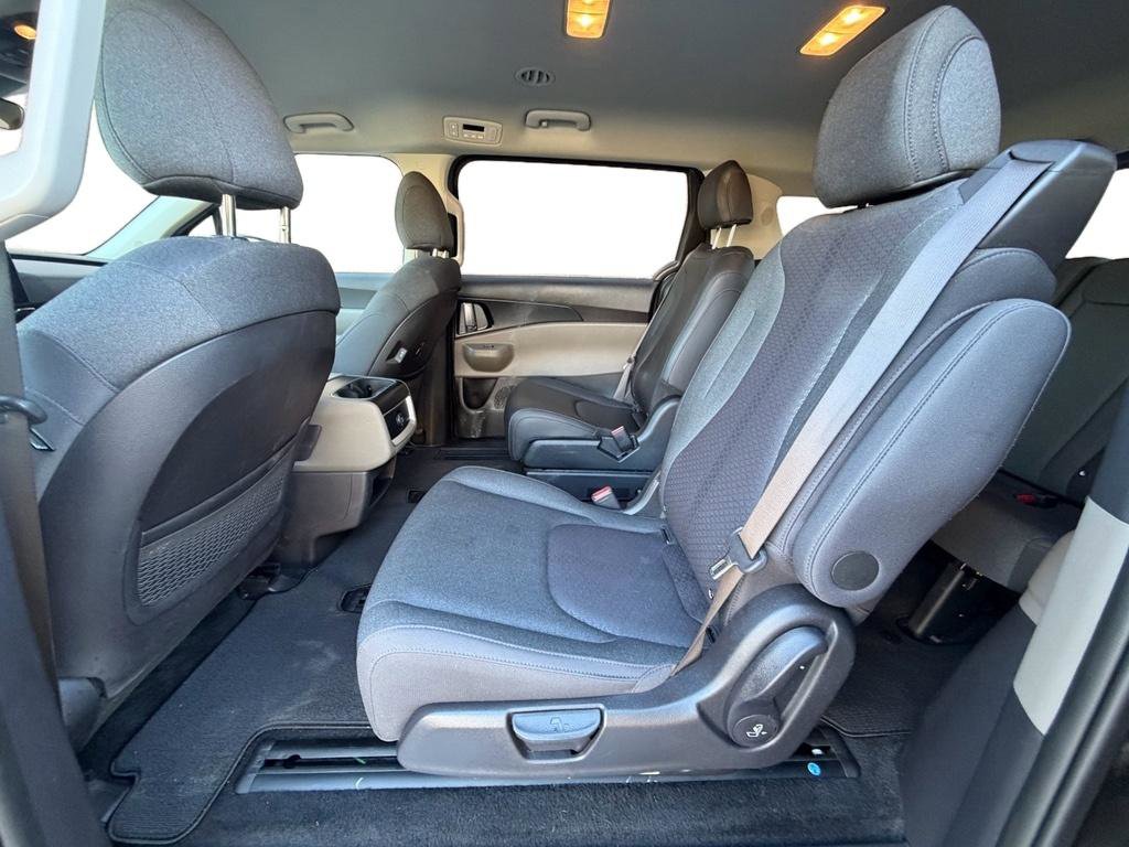 Used 2025 Kia Carnival LX image 15
